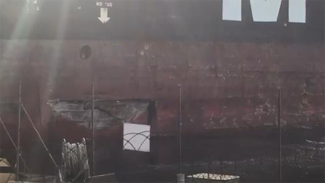 地中海航运一箱船船体破损严重！发生漏油！